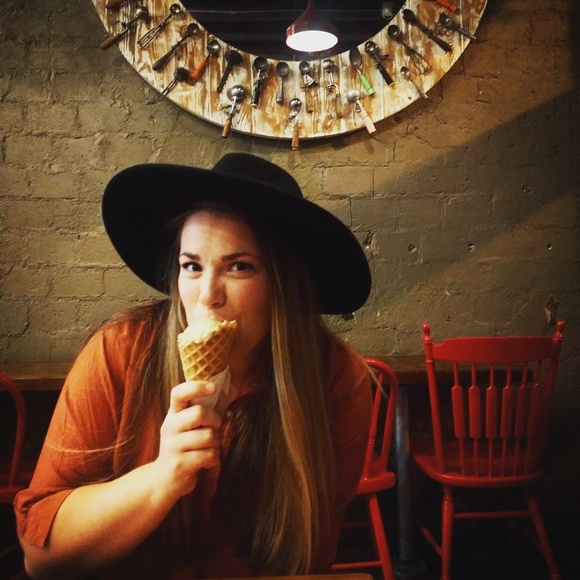 Meet your Posher, Jennifer - Picture 1 of 1